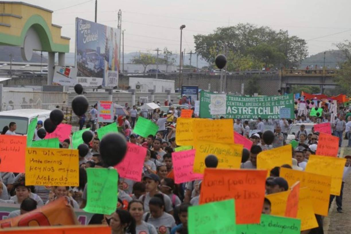 Personas de todas las edades se unen a la marcha y cientos de ellos portan pancartas con mensajes de protesta exigiendo mejores oportunidades.