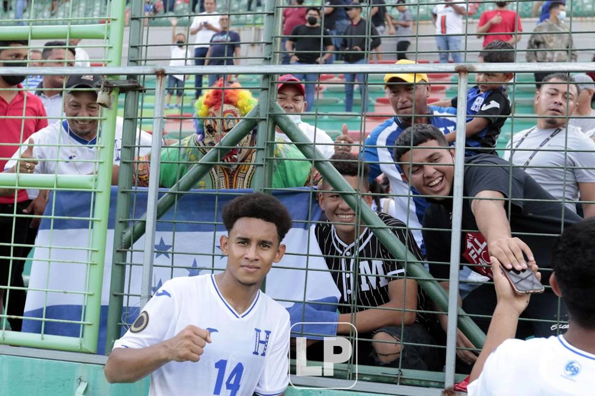 El jugador Javier Arriaga recibió la visita de su familia desde El Negrito, Yoro, y celebró al final del partido.
