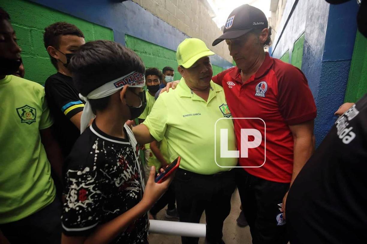 Pedro Troglio recibió mucho cariño en el estadio Juan Ramón Brevé Vargas. Fue bien recibido por el presidente del Olancho FC, Samuel García Salgado.