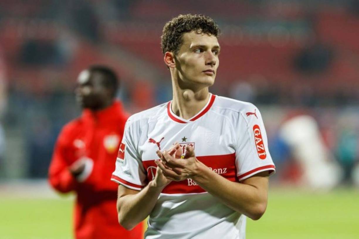 Según apunta Sky Deutschland, el lateral y marcador central Benjamin Pavard (22 años) habría manifestado su deseo de abandonar el Stuttgart en el mercado invernal. El próximo verano se activará una cláusula de rescisión en su contrato de 35 millones.