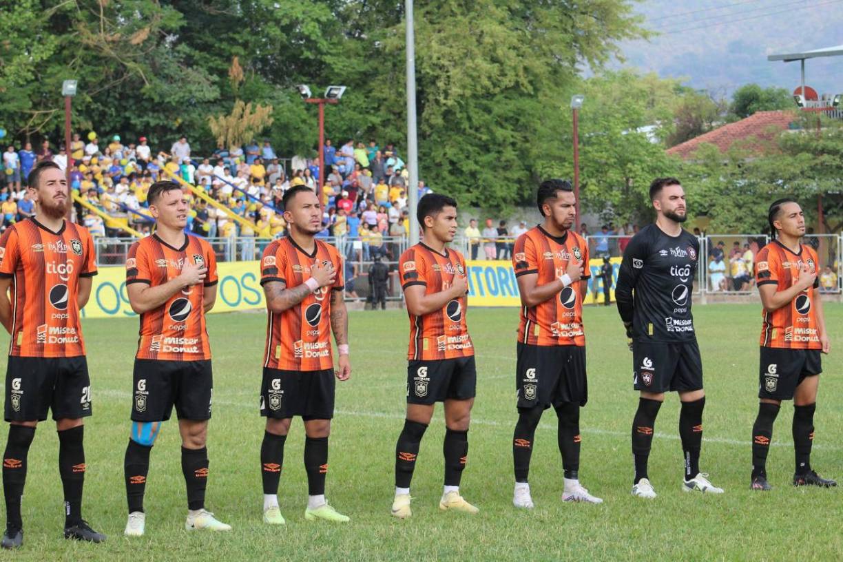 Águila (El Salvador): 16 títulos.