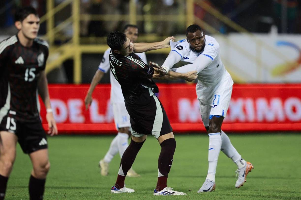 Yustin Arboleda tuvo un bravo partido con la defensa de México. Acá tuvo que empujar a César Montes, quien lo sujetaba de la camiseta.