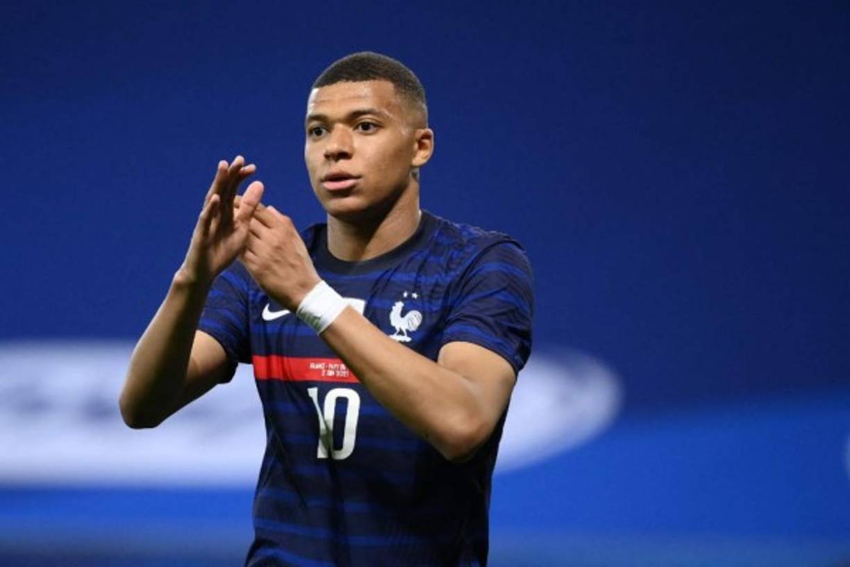 El presidente del París Saint-Germain, Nasser Al-Khelaïfi, aseguró que Mbappé permanecerá en el club parisino y que 'nunca lo venderán' ni lo dejarán libre: ''Seré claro: Mbappé se va a quedar en París, nunca lo vamos a vender y nunca se irá gratis', señaló. Foto AFP.