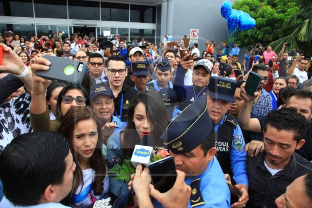 Ahora el futuro de la joven de 19 años, nacida en Naco, Cortés, se llena de oportunidades con promesas de una carrera brillante en la industria musical.<br/>