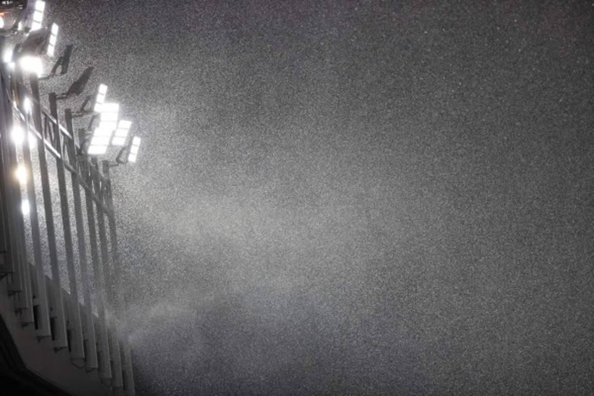 Una fuerte lluvia cayó en el segundo tiempo del clásico en Valdebebas.