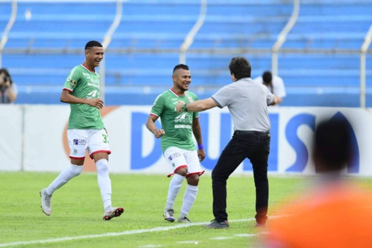 Mario Martínez se fue a celebrar su golazo con Héctor Vargas.