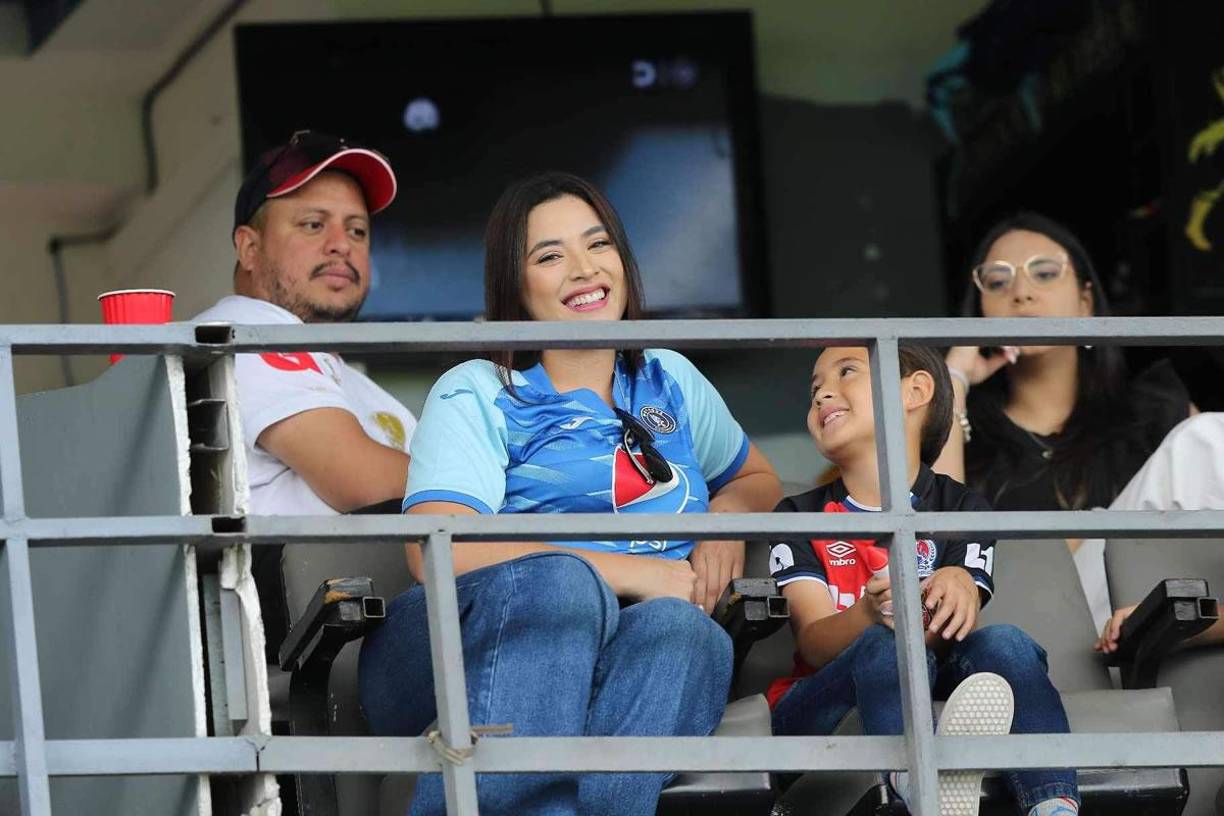 Carolina Lanza - La hermosa presentadora del Canal HCH es fiel aficionada del Motagua y no lo esconde cuando se trata de apoyarlo. Estuvo en la final de ida en el estadio Nacional Chelato Uclés.