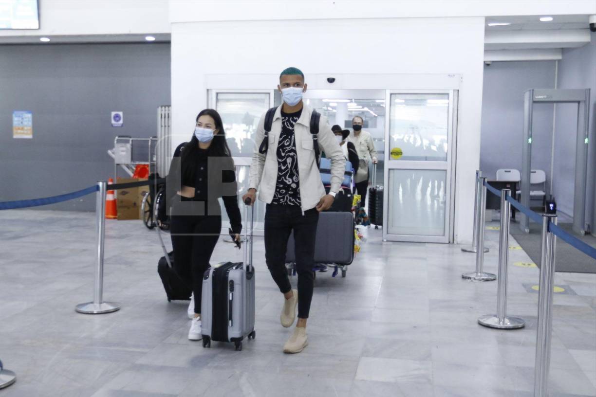 Kervin Arriaga llegó a San Pedro Sula acompañado por su bella pareja sentimental Daniella Zavala.