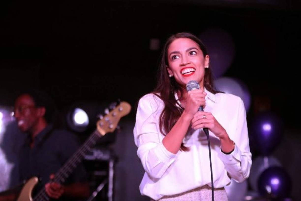 Alexandria Ocasio-Cortez, la estrella de izquierda.<br/><br/>Llegada como un rayo a la escena política nacional, la estrella demócrata Alexandria Ocasio-Cortez, de origen puertorriqueño y nacida en el Bronx, hizo historia al convertirse en la mujer más joven en ser electa al Congreso a los 29 años.