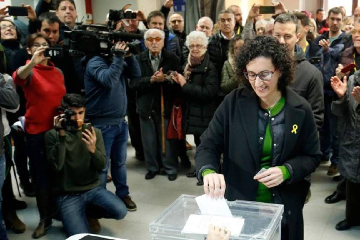 Los catalanes votan este jueves para decidir si devuelven o no el poder a los partidos separatistas dos meses después de la proclamación fallida de una república independiente que generó una grave crisis en la región y en España. Con uno de sus principales líderes en prisión y el otro en Bélgica, los independentistas buscan revalidar la mayoría absoluta obtenida en 2015 con la que se sintieron legitimados para impulsar unilateralmente la ruptura.