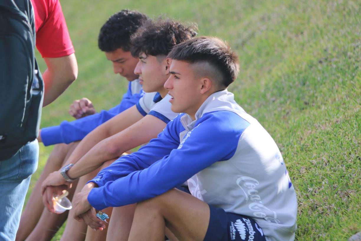 Pacheco (primero) , es nacido en Houston, Estados Unidos, es de padre hondureño y madre mexicana. Actualmente juega en las inferiores del América de México. Aún no tiene el pasaporte catracho.