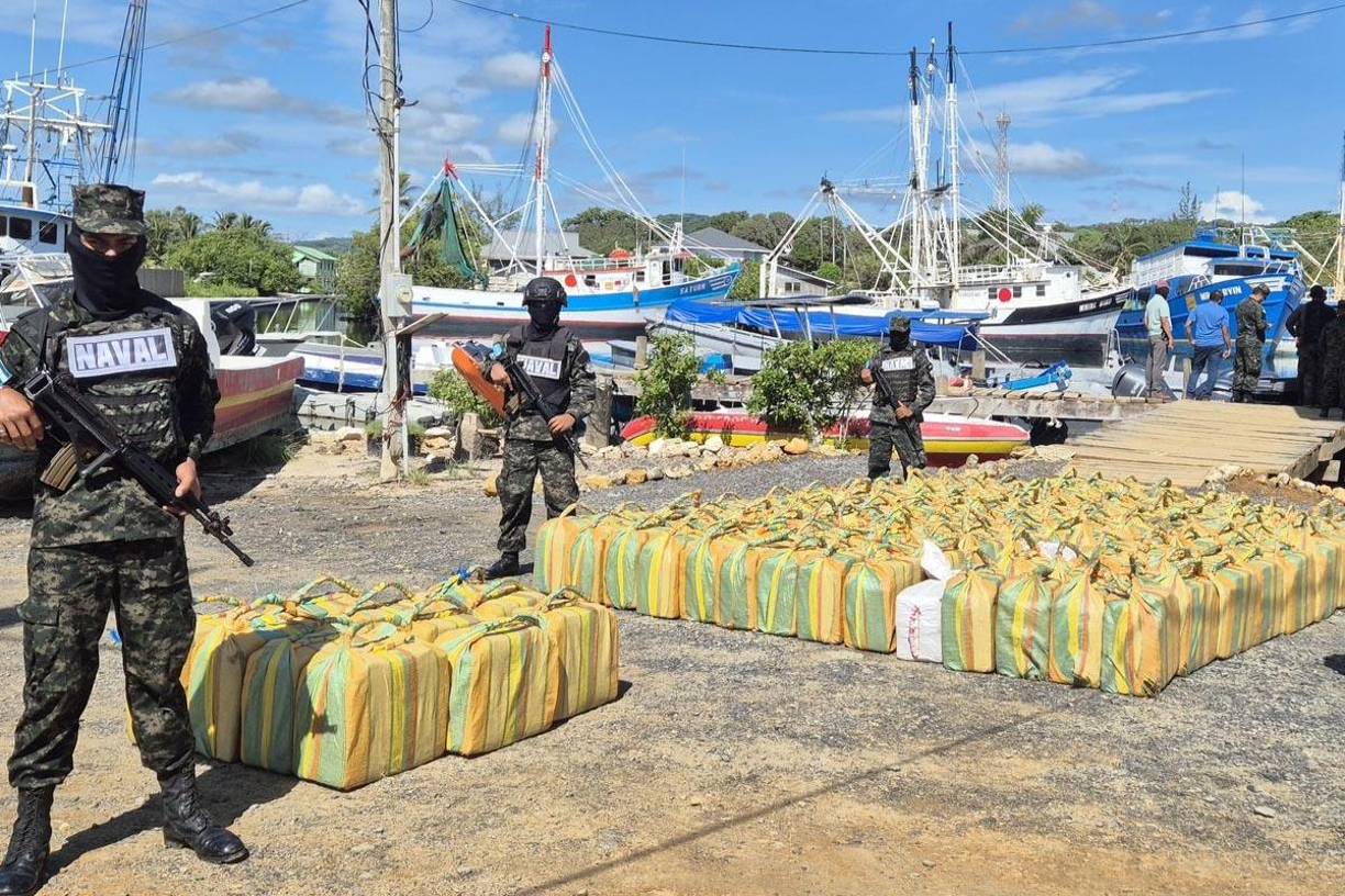 La entidad de seguridad señaló que el alijo era transportado “en una embarcación tipo go fast” (con propulsión de motores fuera de borda) por tres venezolanos y dos hondureños, uno de los cuales perdió la vida durante el enfrentamiento.