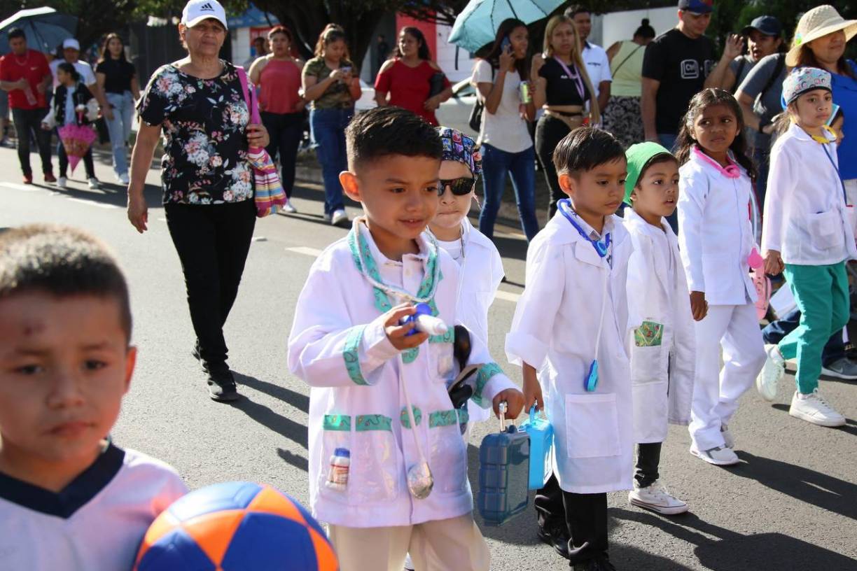 Escolares desfilaron con vestimenta de médicos. 