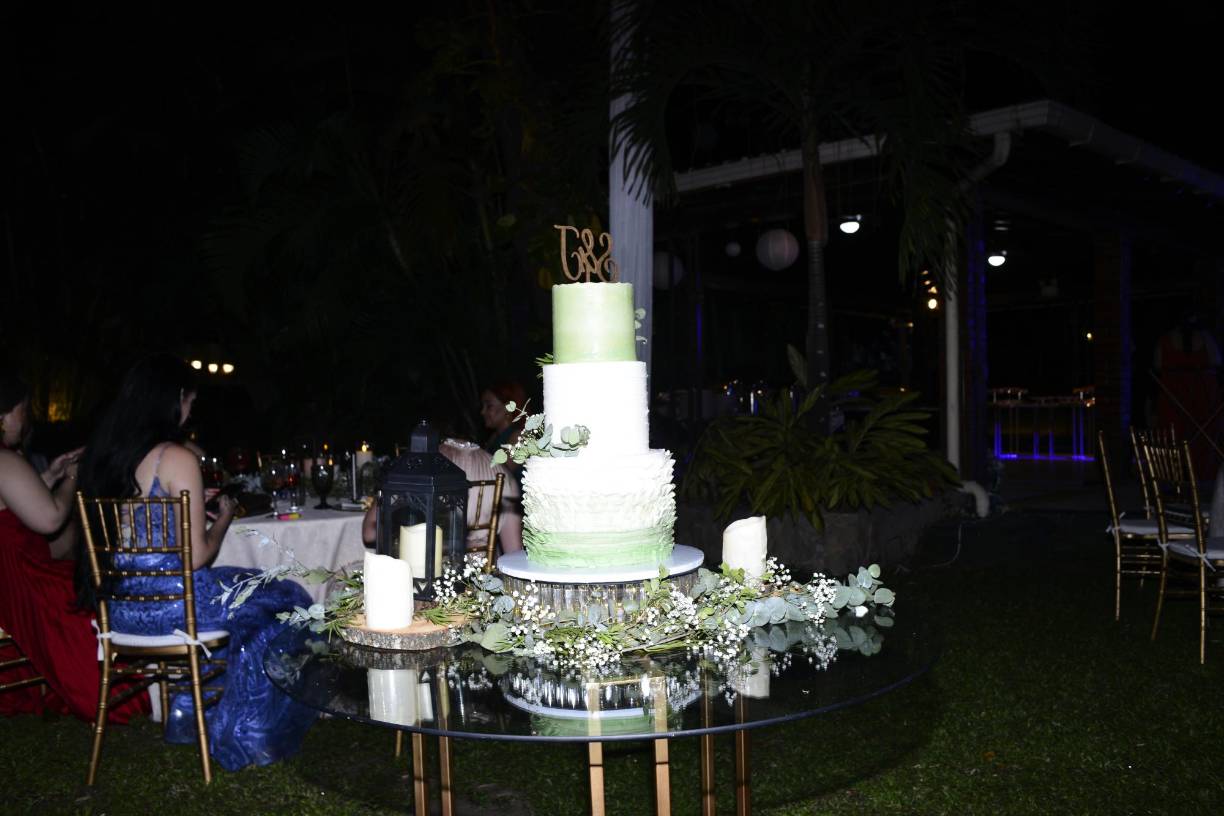 El pastel fue una creación de Vicky Cake Boutique 