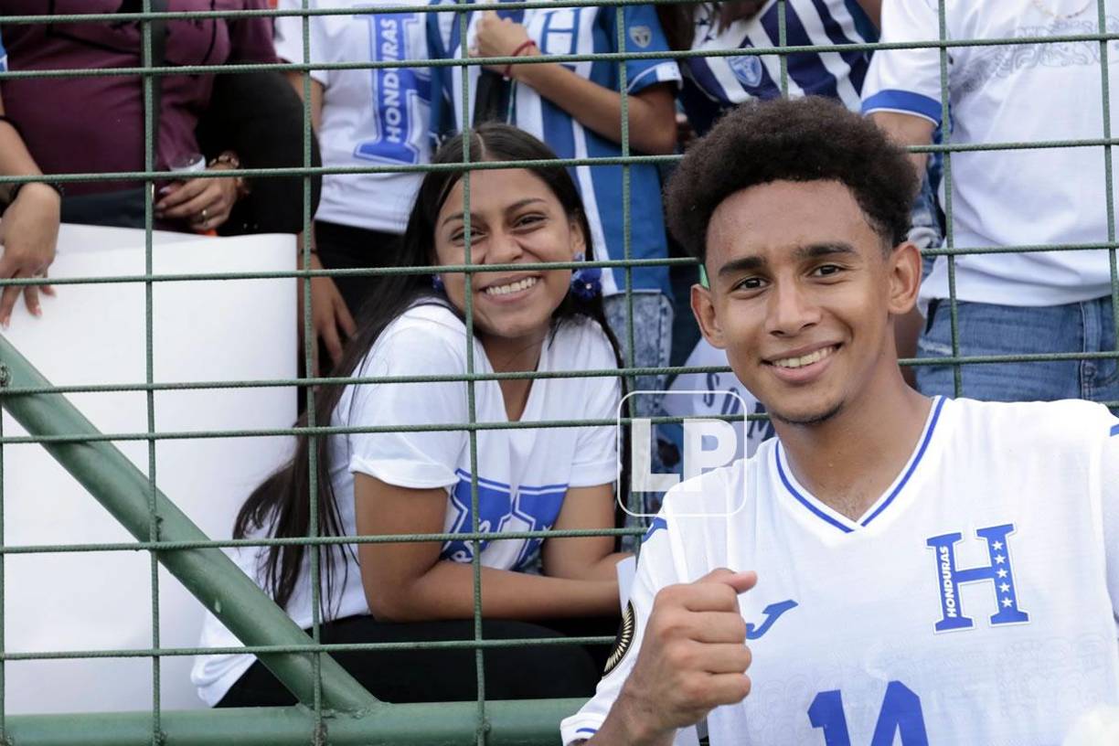 El jugador Javier Arriaga recibió la visita de su familia desde El Negrito, Yoro, y celebró al final del partido.