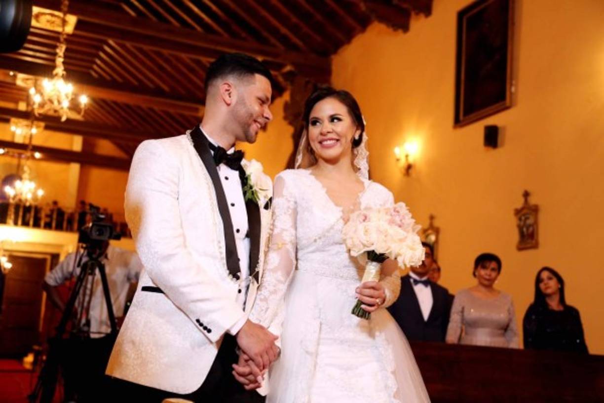 La pareja irradió felicidad y mucho amor durante su enlace religioso. Jorge Cordero y Ana Alvarado llevaban varios años de noviazgo.