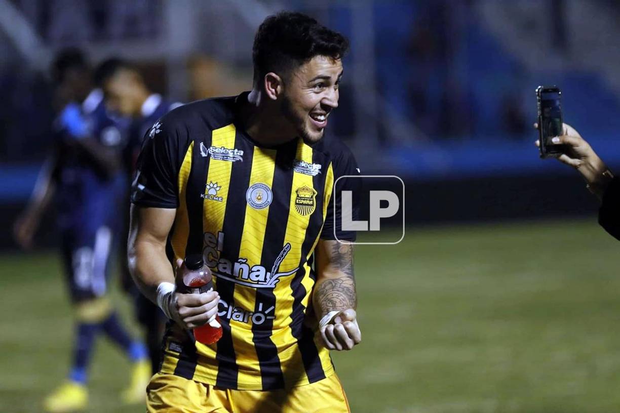 Así celebró Pedro Báez al final del partido. Eufórica celebración ante la cámara del club aurinegro.
