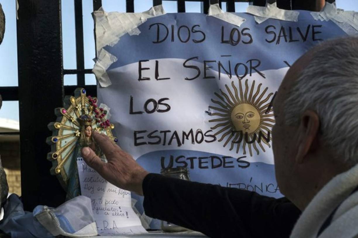 Casi un centenar de familiares aguardaban esperanzados en el interior de la base naval de Mar del Plata cuyo perímetro en los últimos días se pobló de mensajes de aliento, imágenes religiosas y banderas argentinas.