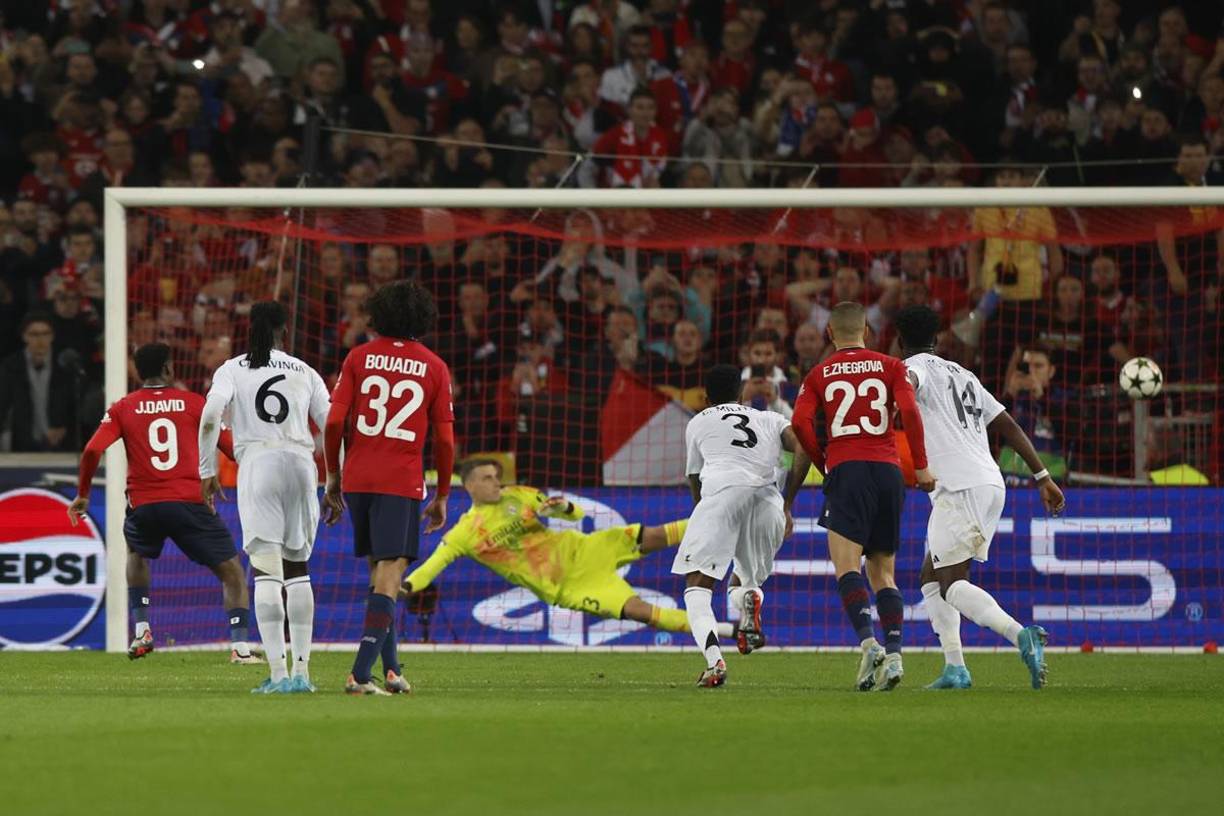 Así marcó Jonathan David su gol de penal para hacer historia con el Lille en la Champions League contra el Real Madrid. Histórico triunfo.