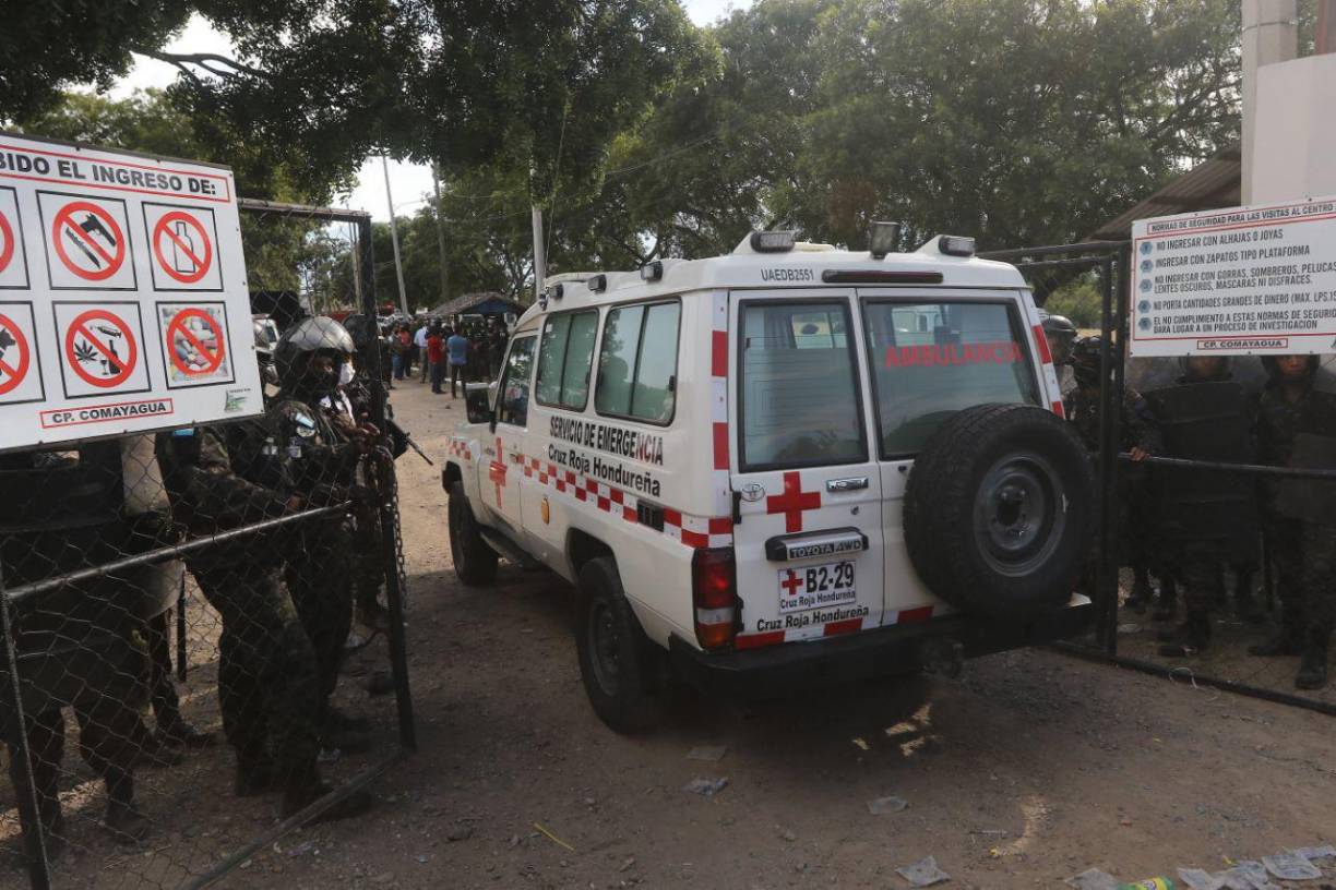 Familiares de reos esperan información de sus parientes