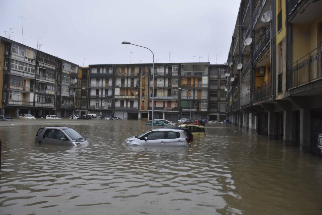 La tormenta de hoy, que duró varias horas, se cobró la vida de un hombre de 53 años en la localidad de Gravina di Catania, en las faldas del volcán Etna, según informan los medios locales.