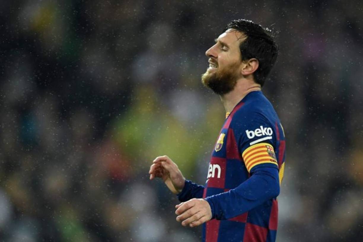 Lionel Messi: El delantero argentino no pudo golear este fin de semana en el clásico, cuenta con 18 goles y 36 puntos. Está lejos del primer lugar por la Bota de Oro.