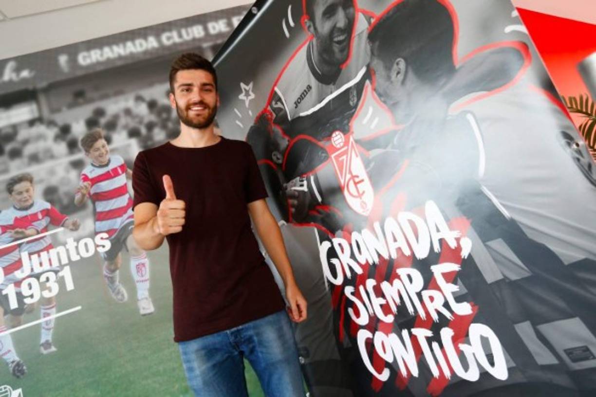 Paris Saint-Germain's Brazilian forward Neymar (R) reacts with Paris Saint-Germain's German head coach Thomas Tuchel after losing the UEFA Europa League Group H first-leg football match between Paris Saint-Germain (PSG) and Manchester United at the Parc des Princes stadium in Paris on October 20, 2020. (Photo by FRANCK FIFE / AFP)