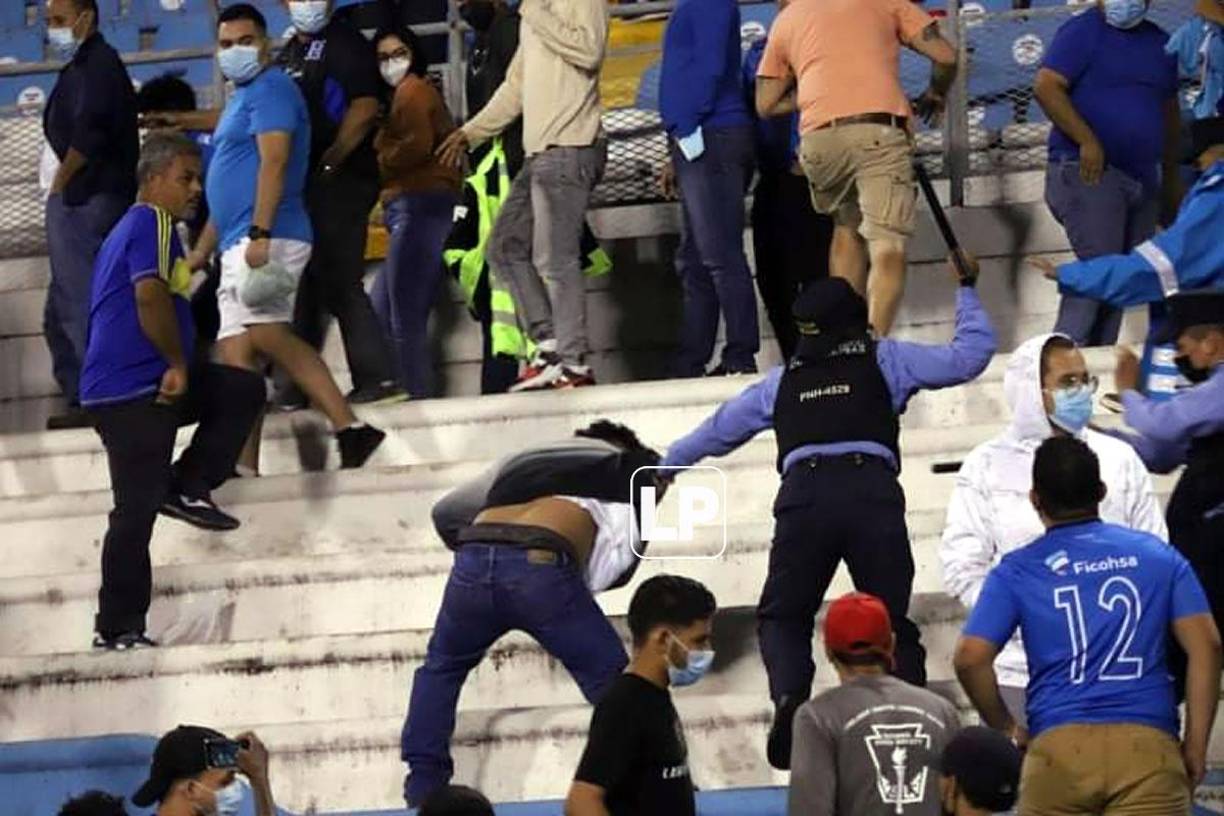 El aficionado se defendió y el policía lo agarró a ‘toletazos’.