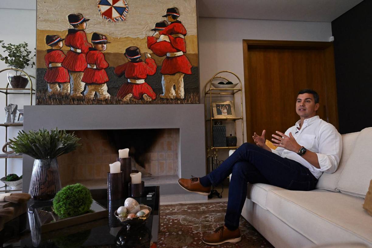 En la sala de su elegante casa de Asunción se exhiben sus fotos abrazado con su esposa Leticia Ocampos, con quien se casó cuando eran adolescentes luego de que ella quedó embarazada. Además de ese hijo, hoy de 26 años, la pareja tiene una chica de 17. 