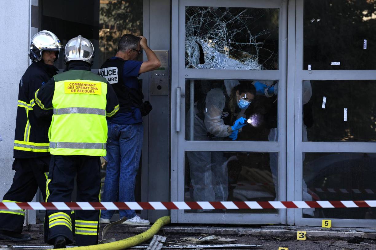 Además, un adolescente de 17 años falleció al tirarse por la ventana intentando escapar de las llamas. 
