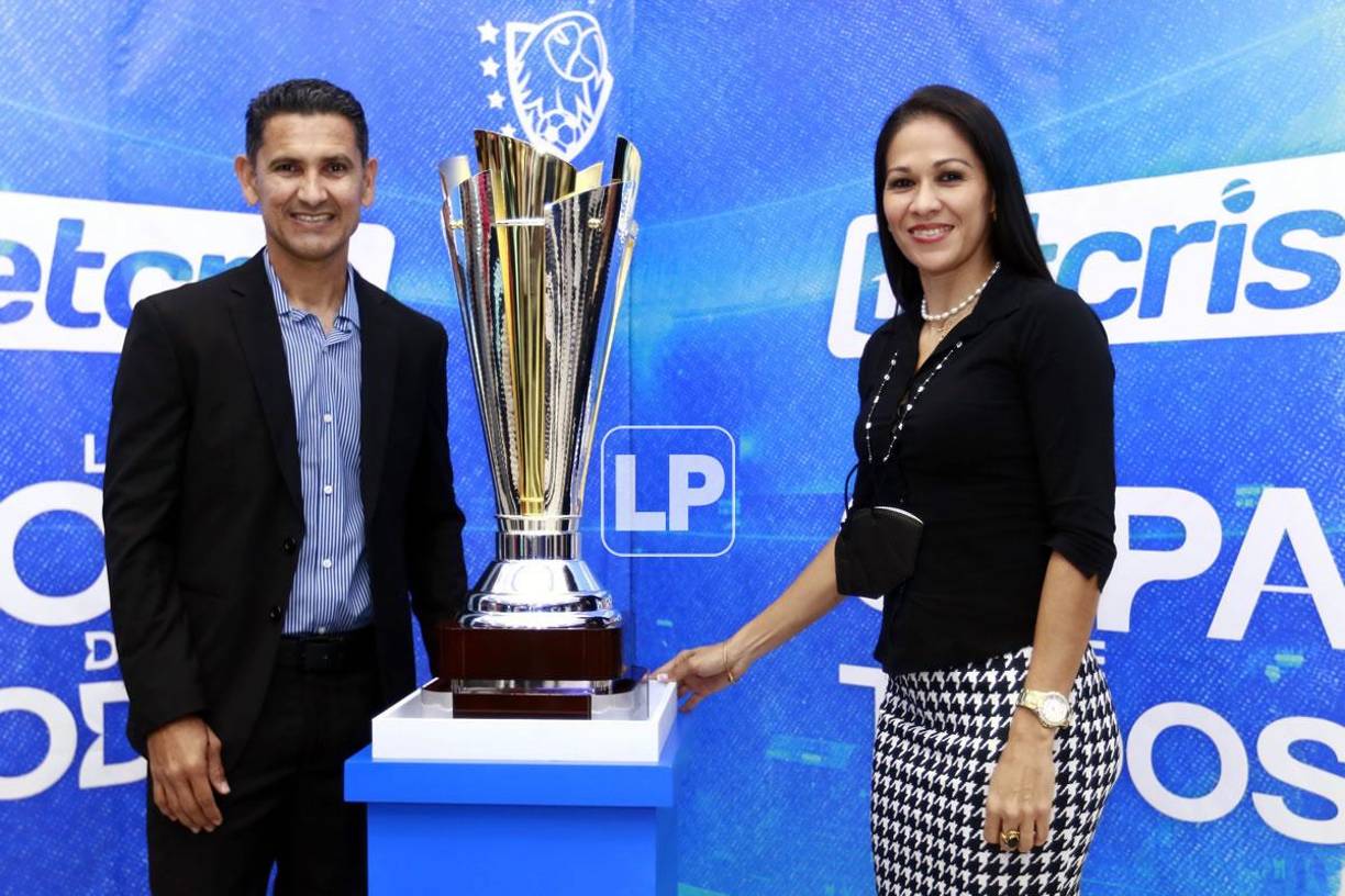La árbitro Shirley Perelló y su pareja, el exfutbolista Victor Coello, representante de Marathón, durante la presentación de la Copa Betcris.