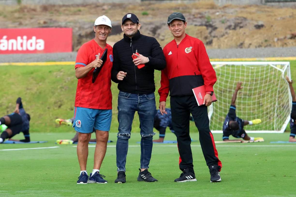 “Flaco” Pineda posó junto a Pedro Troglio y Cocli Salgado, entrenador de reservas en Olimpia.