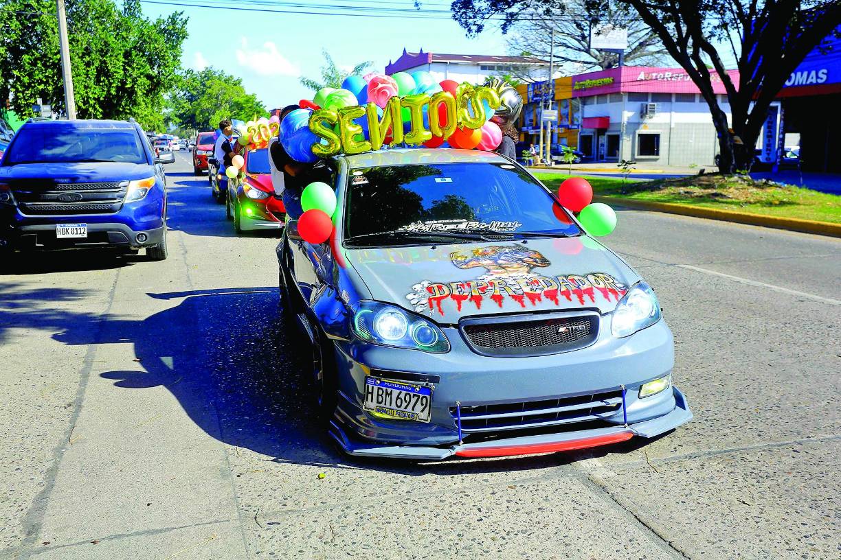 Vehículos modificados fueron parte del desfile de los seniors. 