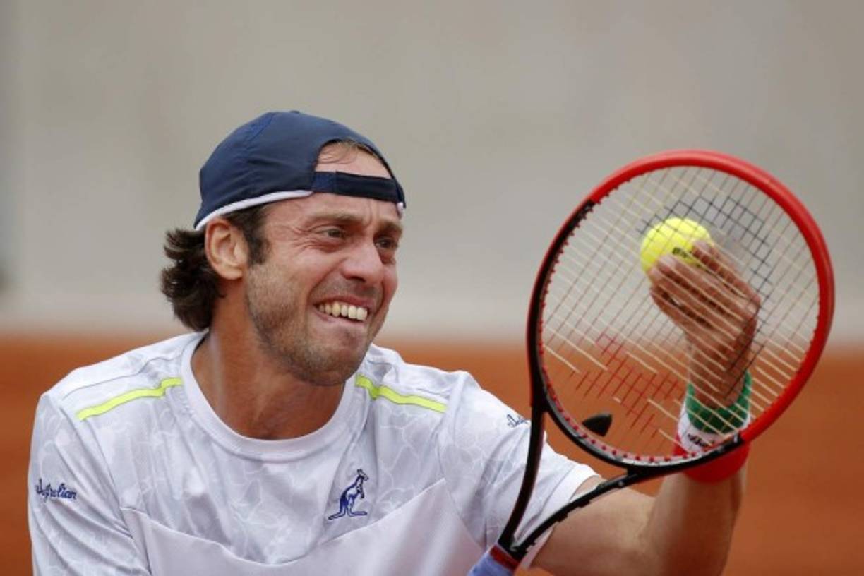El tenista italiano Paolo Lorenzi saca ante el argentino Carlos Berlocq durante su partido de primera ronda de Roland Garros disputado en París, Francia. Foto EFE/Yoan Valat