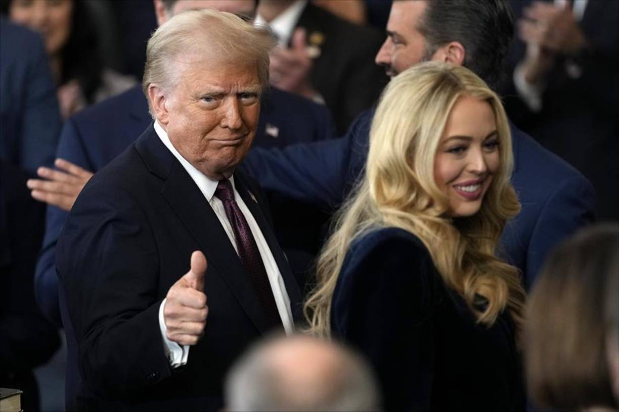 Tiffany Trump optó por un abrigo negro para el evento. La joven está embarazada de su primer hijo.