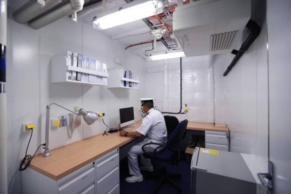 En las cubiertas hay una oficina con computadoras, impresoras y todo el equipo de oficina para almacenar reportes de distribución, entrega y operaciones especiales.