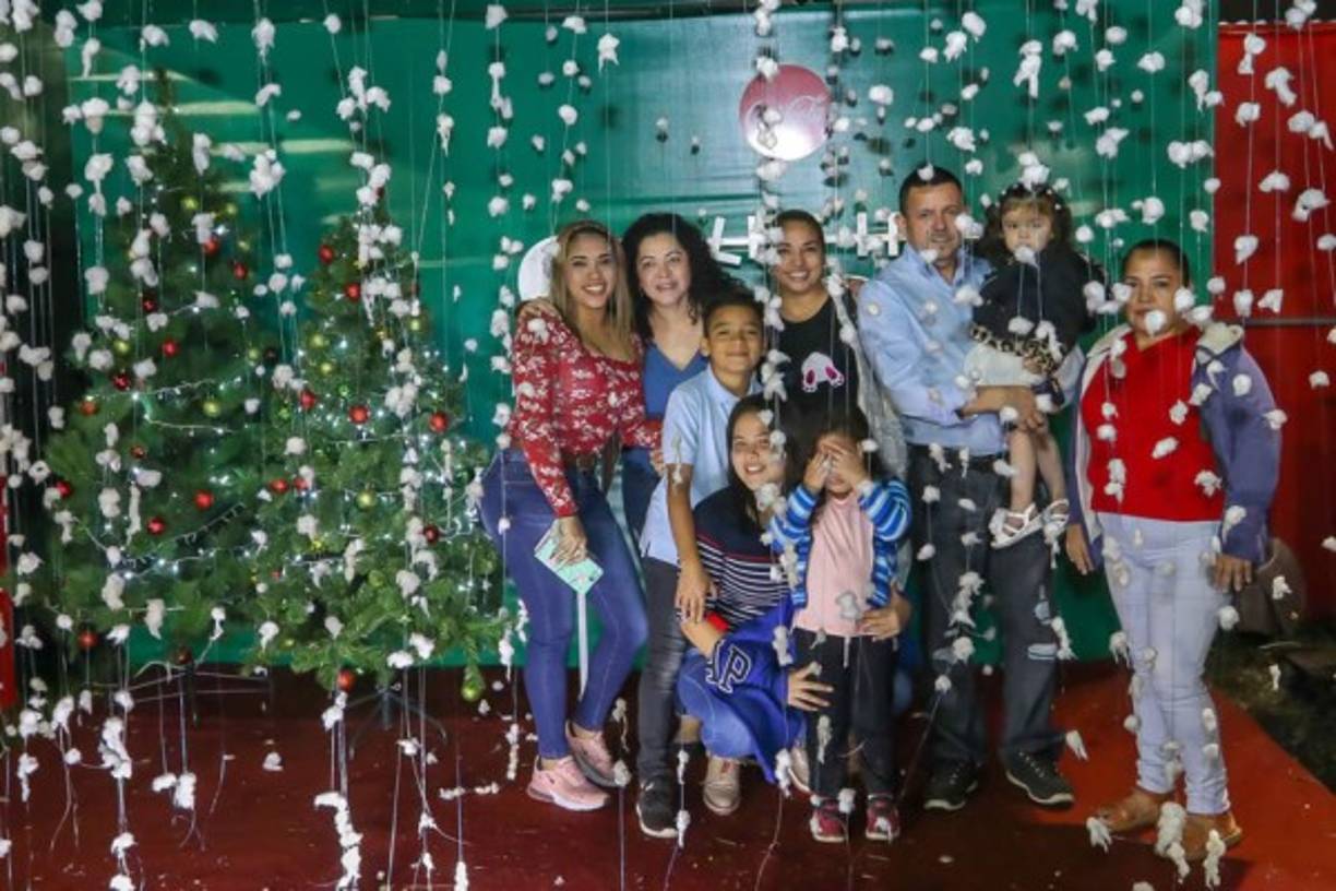 "En la Villa navideña Coca Cola existen varias postales navideñas para poder tomarse la foto del recuerdo."