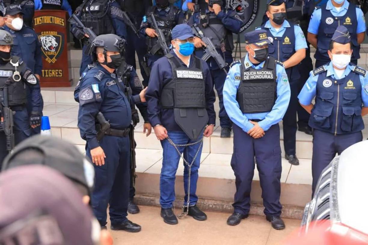 <b>7. FINANCIAMIENTO DE LOS CACHIROS</b>Juan Orlando Hernández también obtuvo ganancias de la droga para financiar su campaña de los líderes de Los Cachiros—Leonel Rivera y Javier Rivera— Durante la campaña presidencial de Juan Orlando, Leonel Rivera y Javier Rivera asistieron a un cumpleaños fiesta para un familiar de Pepe Lobo, junto a Juan Orlando y Óscar Nájera, exdiputado del Partido Nacional. En la fiesta de cumpleaños, los Rivera hablaron sobre apoyar la campaña de Juan Orlando mediante el uso del dinero de la droga para pagar sobornos en el proceso electoral del departamento de Colón y así beneficiar a JOH.