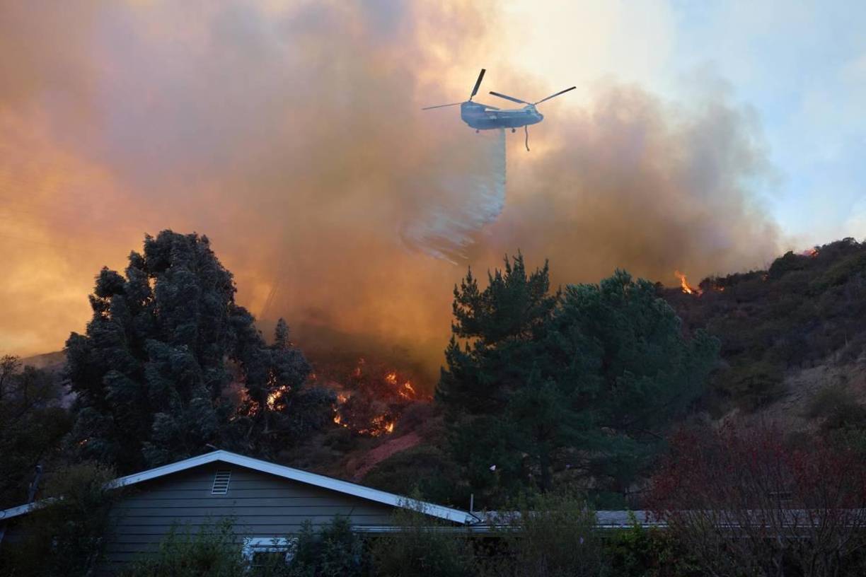 El fuego en la acaudalada ciudad de Palisades ha quemado 9.596 hectáreas y las llamas de Eaton que afectaron las ciudades de Altadena y Pasadena ha arrasado con 5.712 hectáreas.