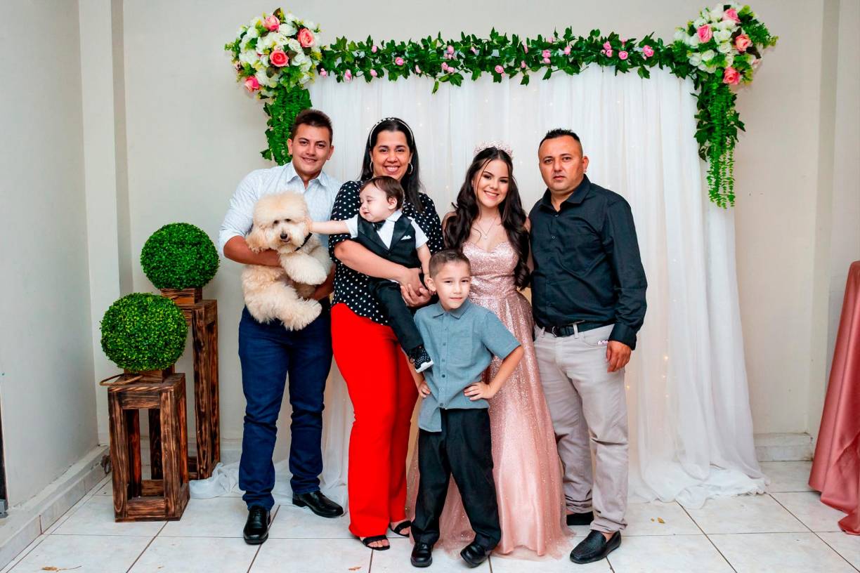 Dauny Sabillón, Daniela, Fredy Alessandro, Joshua y Fredy Molina con la quinceañera.