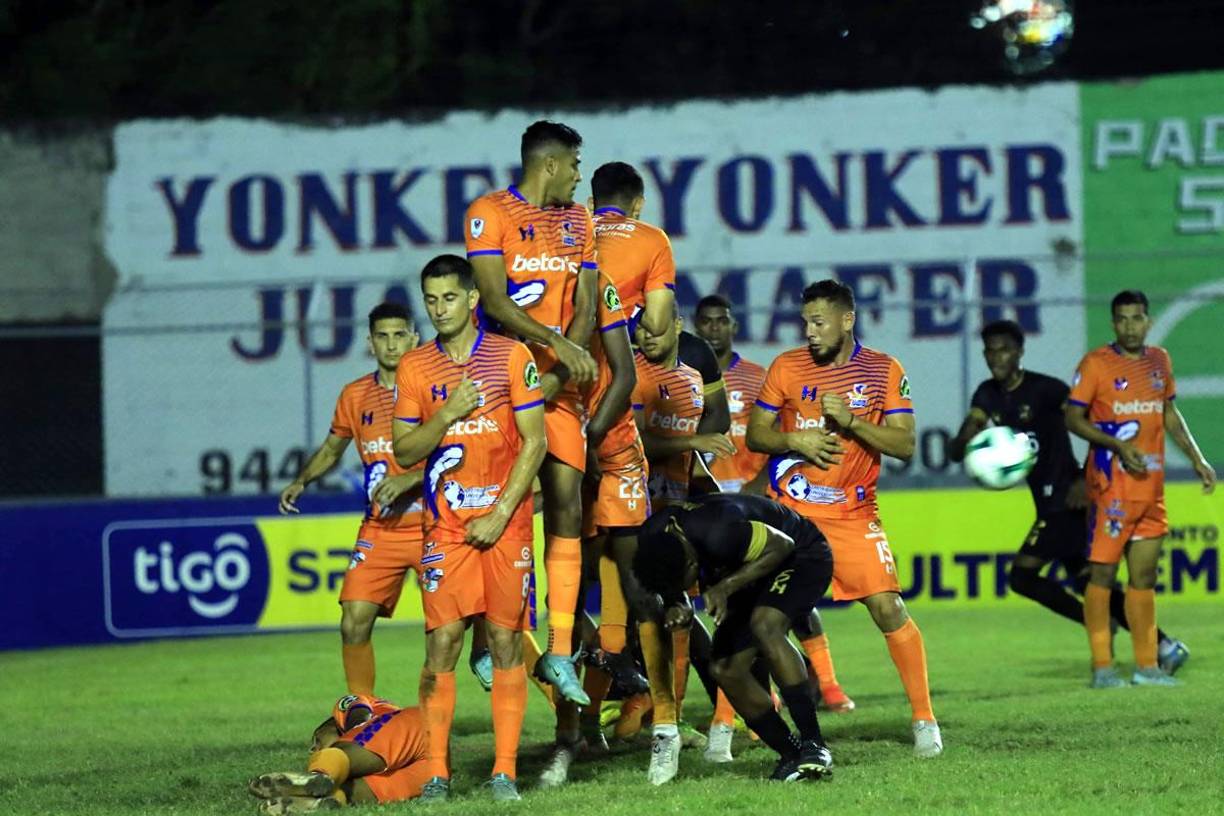 La defensa de la UPN bloqueando un tiro libre del Honduras Progreso.