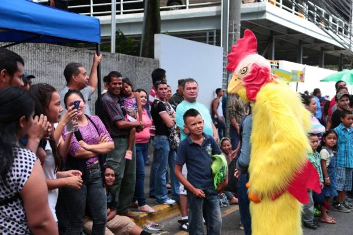 Los asistentes a los desfiles en Tegucigalpa se divirtieron a lo grande con este curioso gallo.