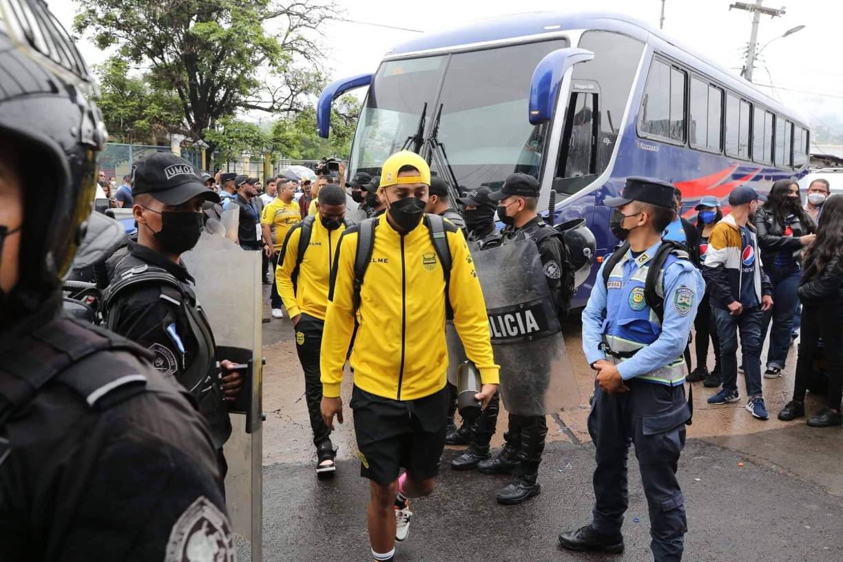 Momento de la llegada de la plantilla del Real España al estadio Nacional Chelato Uclés.