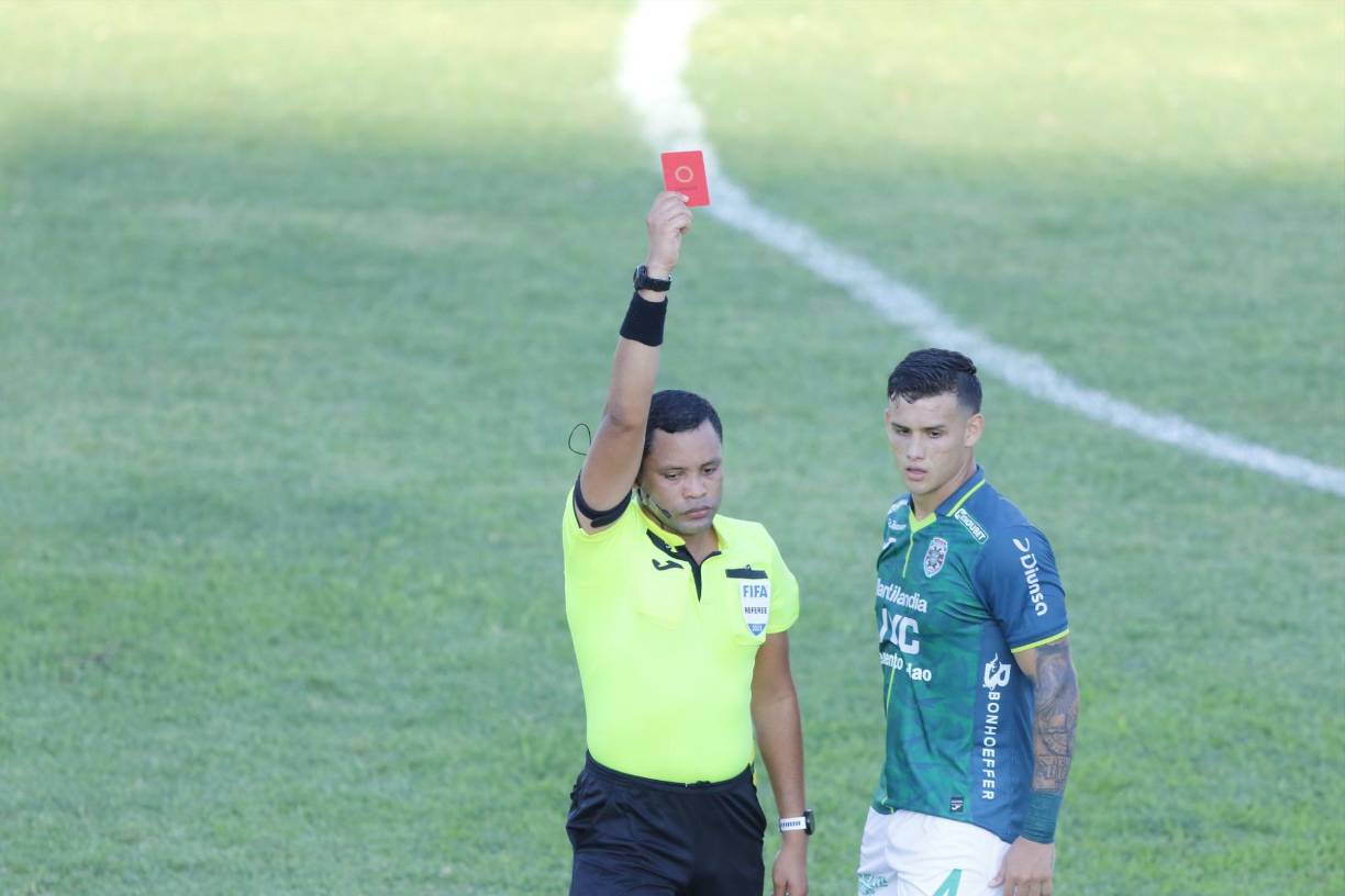 El árbitro Selvin Brown no dudó y le sacó la tarjeta roja a Orellana. Esto dijeron tras la horrible falta del futbolista verdolaga.