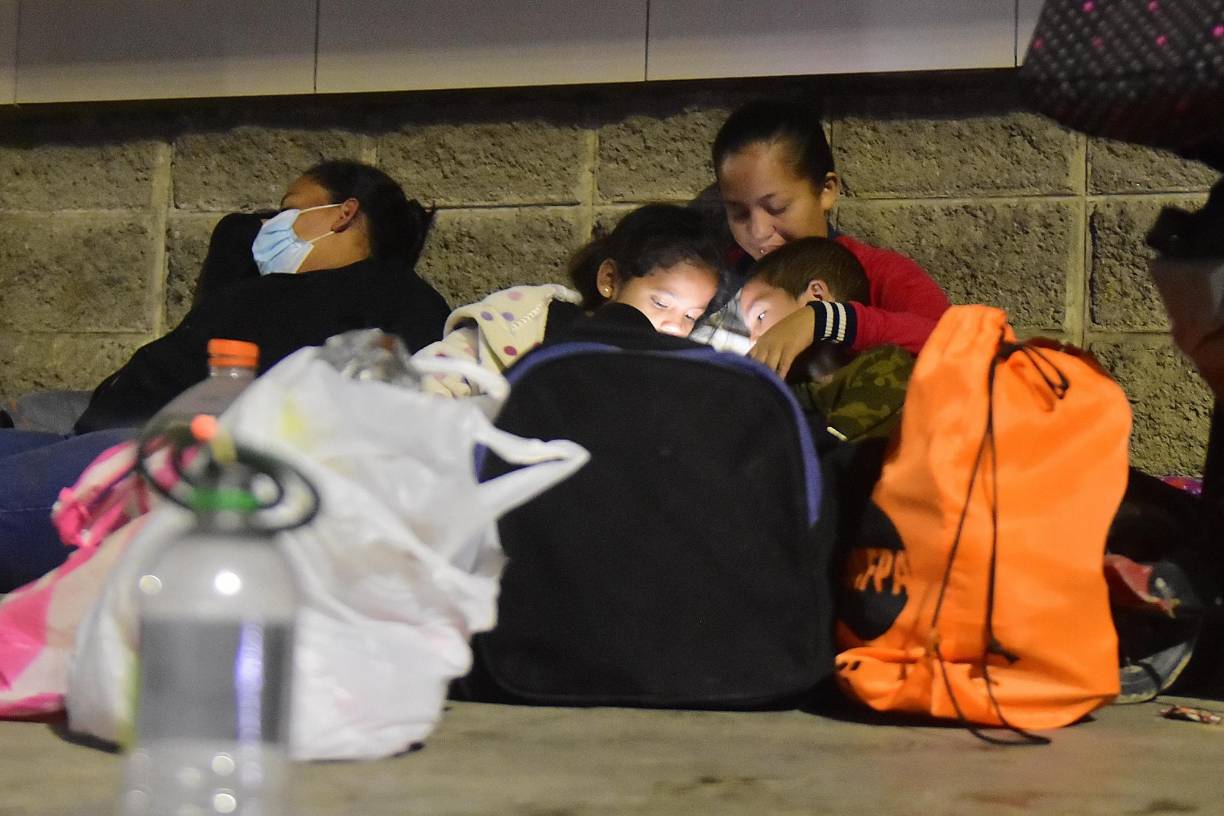 Hasta las 03.00 horas locales, muchos de los inmigrantes, estaban confundidos porque unos decían que se iban “en la madrugada” y otros “a las 10 de la mañana”.