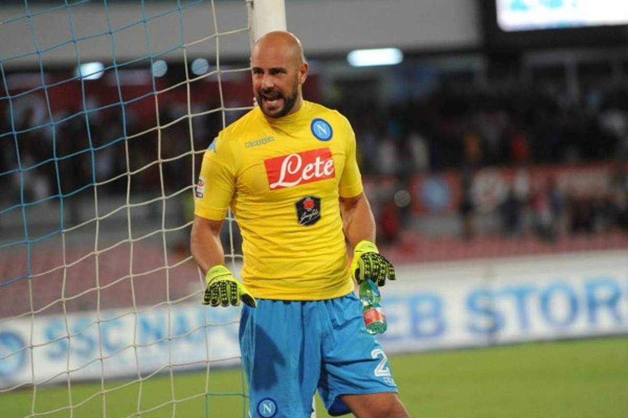 La relación entre Aurelio De Laurentiis y Pepe Reina no pasa por su mejor momento en el Napoli. Y, según Il Mattino, algunas frases del directivo del Nápoles durante la cena del equipo podrían haber terminado de deteriorarla. Tanto que el club ya tendría decidido no ofrecer la renovación al meta, que acaba contrato en 2018, por lo que a partir del próximo mes de enero podría negociar con otro equipo a coste cero.