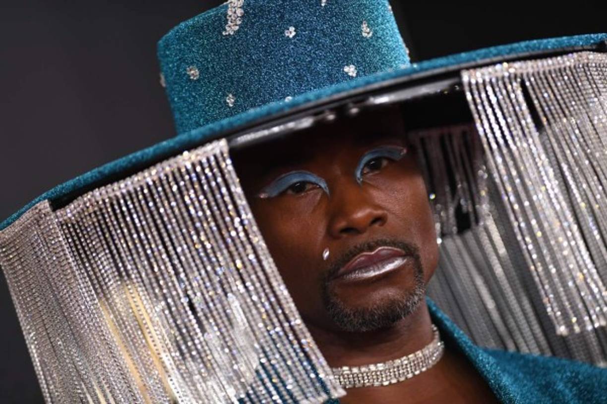 El vestido de dos piezas en conjunto pantalón y un sombrero estilo gitano con encajes de pedrería que se ajustan y encogen fueron la sensación de la alfombra roja opacados por la muerte de Kobe Bryant.