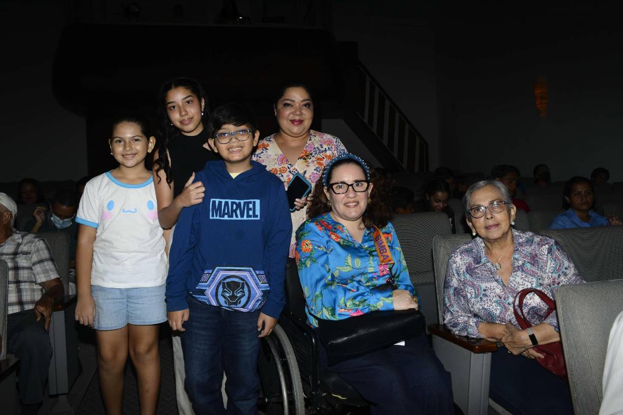 Lucía Marcía, Adán Marcía, Marcela Zapata, Lía Bográn, Isabel Zapata y Karla Sampang 
