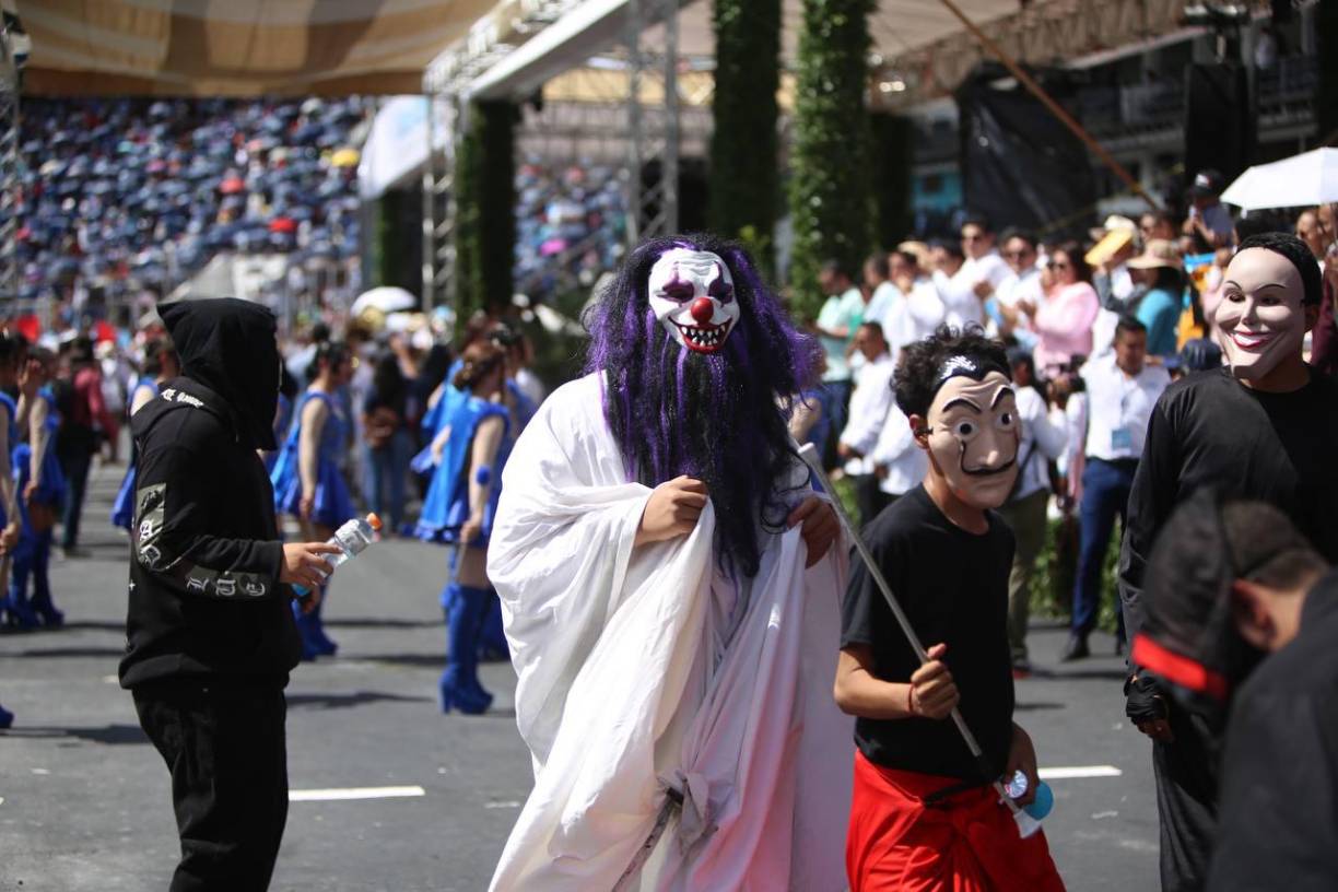 Los enmascarados al llegar al estadio Nacional.