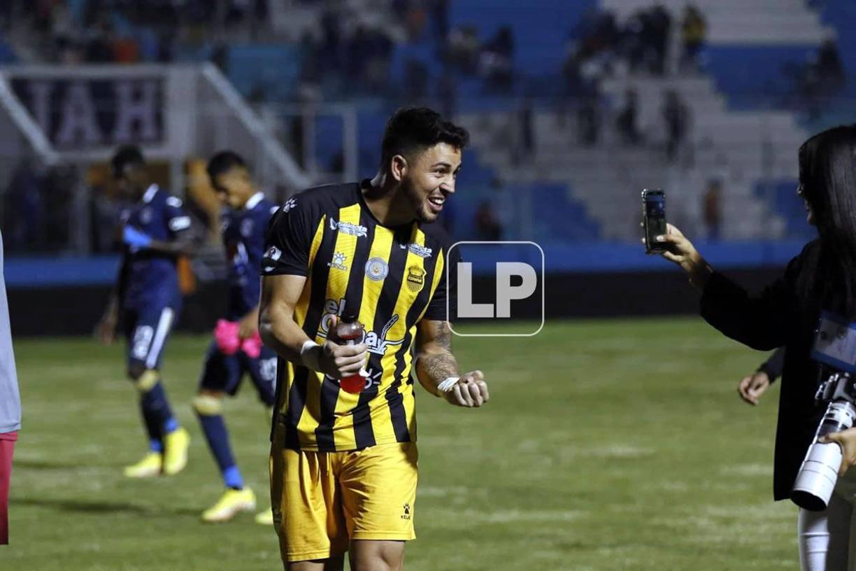 Así celebró Pedro Báez al final del partido. Eufórica celebración ante la cámara del club aurinegro.